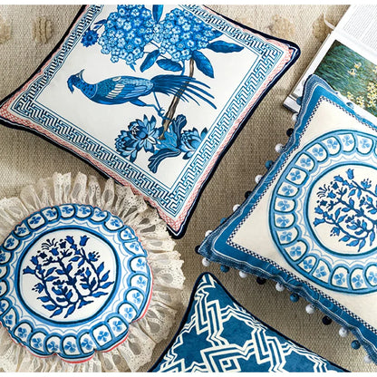 Funda para cojín de lanzamiento Hydrangea Peacock Toile™ Decorbites, azul Delft vintage