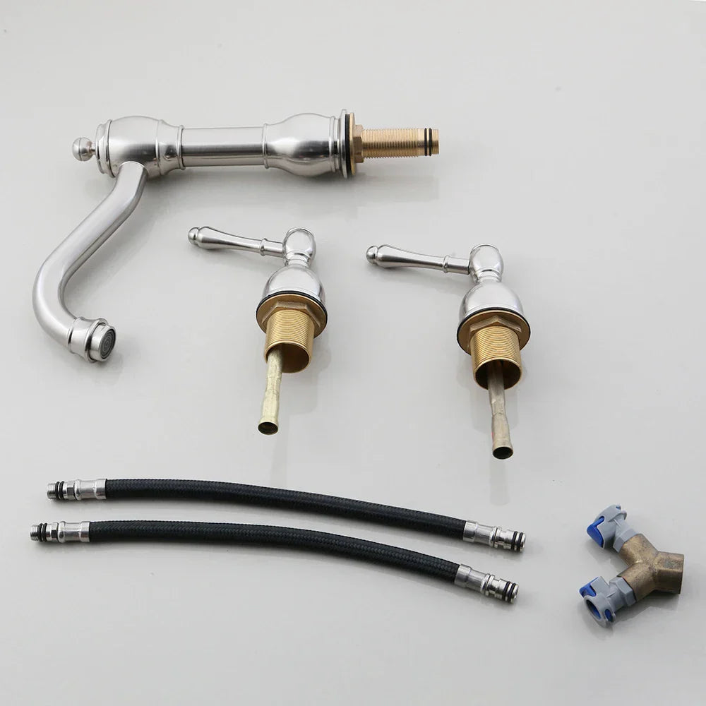 Grifo mezclador giratorio para lavabo de baño DecorBites™ con doble manija, acabado níquel cepillado.