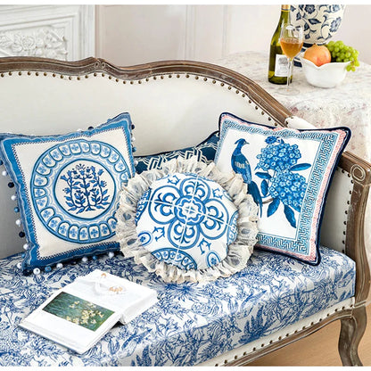Funda para cojín de lanzamiento Hydrangea Peacock Toile™ Decorbites, azul Delft vintage