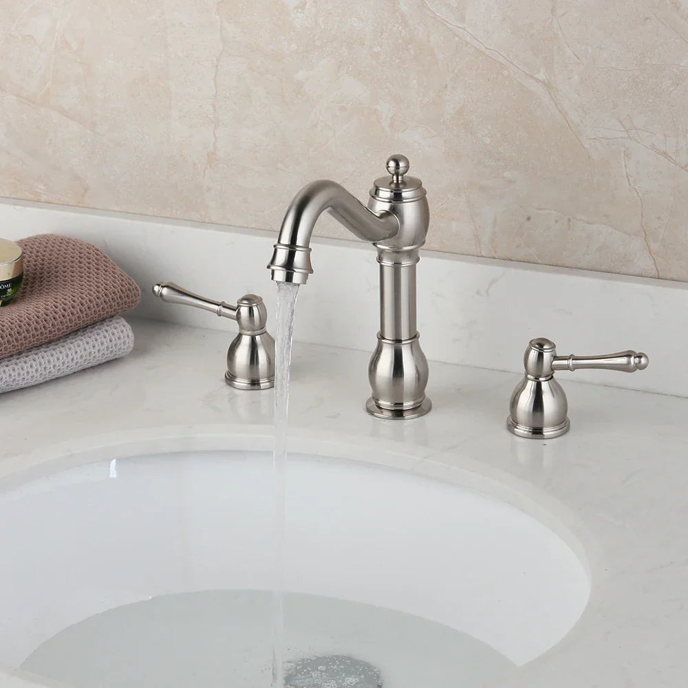 Grifo mezclador giratorio para lavabo de baño DecorBites™ con doble manija, acabado níquel cepillado.