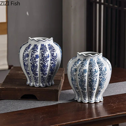 ديكور مكتب DecorBites™ مزهرية من البورسلين باللونين الأزرق والأبيض مع زهور صناعية