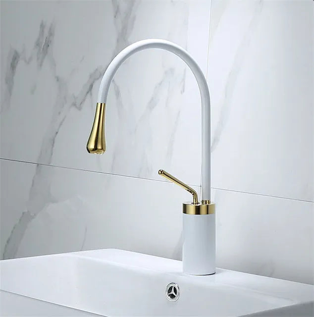 Grifo de lavabo DecorBites™ en oro cepillado/negro/blanco con monomando giratorio y manguera de desagüe.