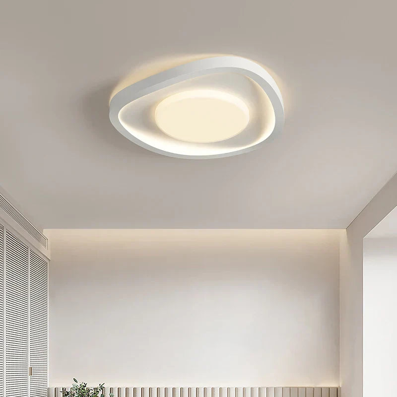 Lámparas de techo LED estilo crema DecorBites™ para una iluminación moderna y sencilla en la sala de estar.