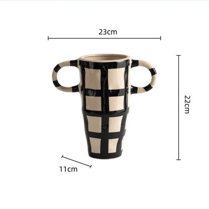 Jarrón de cerámica DecorBites™ con asa y diseño geométrico a cuadros para decoración del hogar.