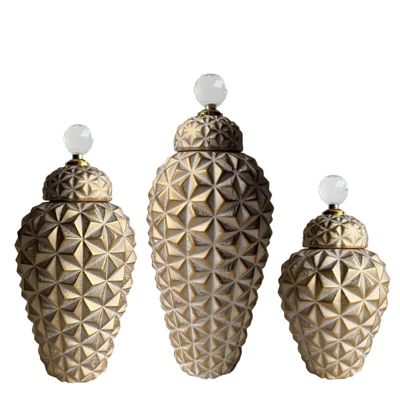 مزهرية سيراميك هندسية ماسية من ديكوربايتس™: جرة ديكور أنيقة بترتيبات زهور