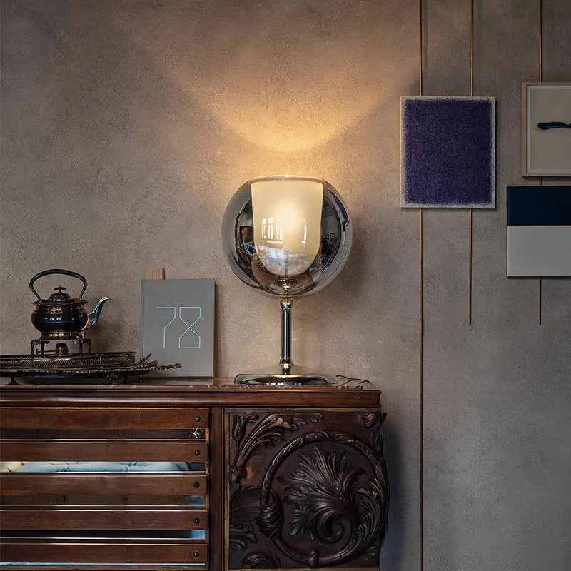 مصباح طاولة ذهبي زجاجي من DecorBites™: إضاءة مكتبية فاخرة مصممة لمساحات معيشة أنيقة