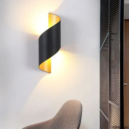 مصباح حائط خارجي من الألومنيوم من DecorBites™ مع إضاءة حلزونية لأعلى ولأسفل