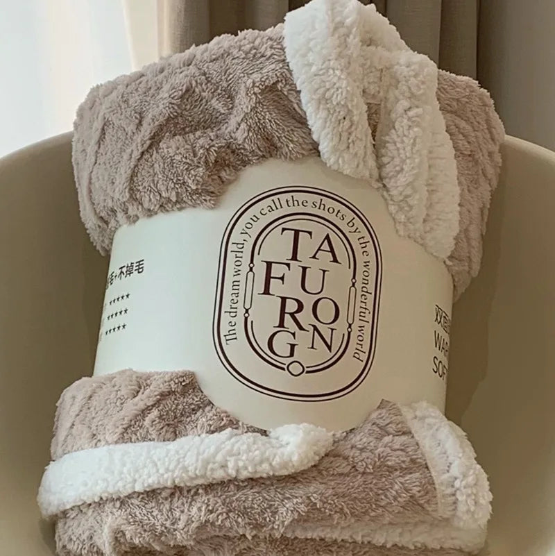 Manta de forro polar coralino con jacquard acogedor DecorBites™