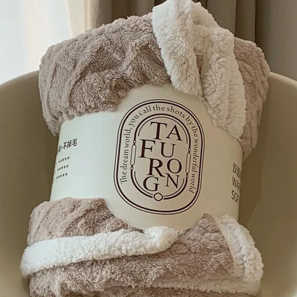 Manta de forro polar coralino con jacquard acogedor DecorBites™