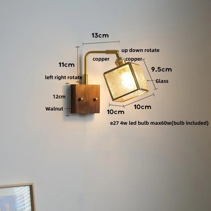 Aplique de pared DecorBites™ con luz LED, diseño cúbico de madera de nogal y cristal, con interruptor de cadena.