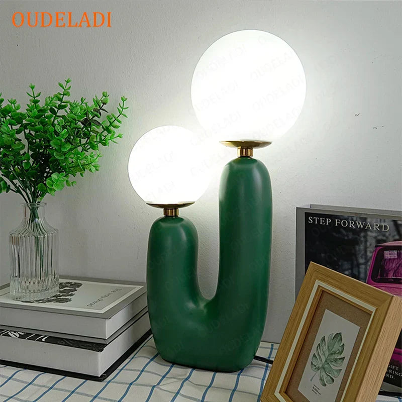 Lámpara de mesa LED DecorBites™ con forma de bola de cristal: Resina verde y rosa, estilo nórdico para la decoración del hogar.