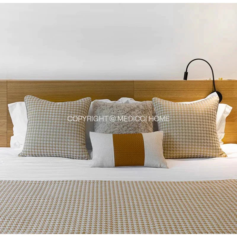 غطاء وسادة قطني من قماش الجاكار بنقشة مربعات باللون البيج الذهبي من DecorBites™ للديكورات الداخلية العصرية