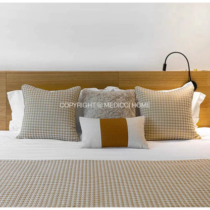 غطاء وسادة قطني من قماش الجاكار بنقشة مربعات باللون البيج الذهبي من DecorBites™ للديكورات الداخلية العصرية