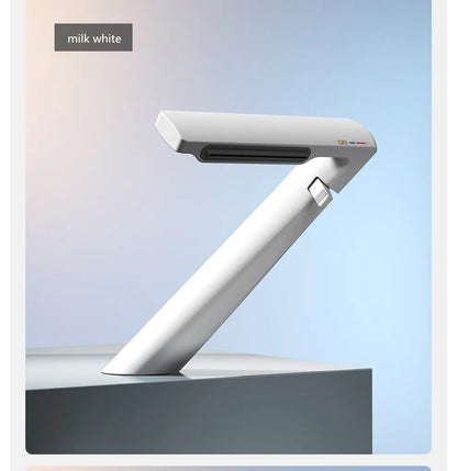 Grifo de lavabo DecorBites™ Gold Waterfall: Grifo mezclador gris, monomando para agua fría y caliente.