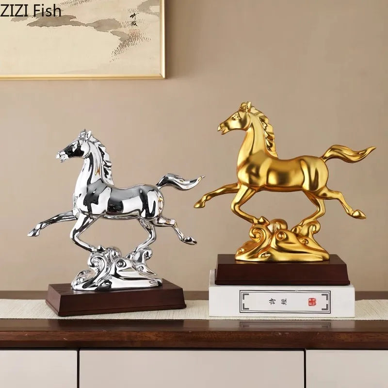 DecorBites™ Estatua de resina con forma de caballo dorado, ideal para decorar habitaciones con estilo.