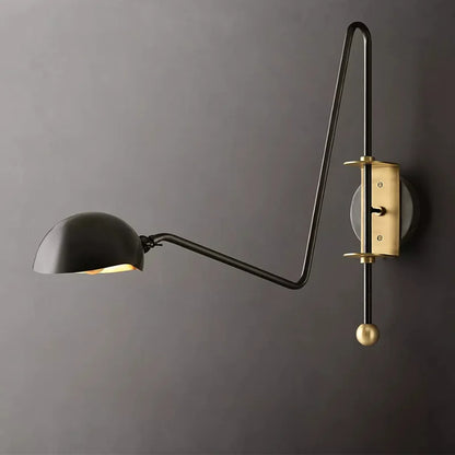 مصباح حائط DecorBites™‎ بذراع متأرجحة من النحاس الأسود/الذهبي اللامع للمساحات المعيشية العصرية