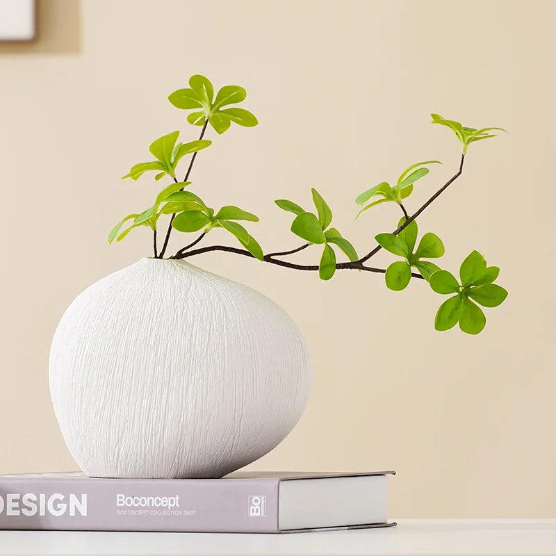 Jarrón de cerámica DecorBites™ con rayas geométricas y guijarros, accesorio para arreglos florales