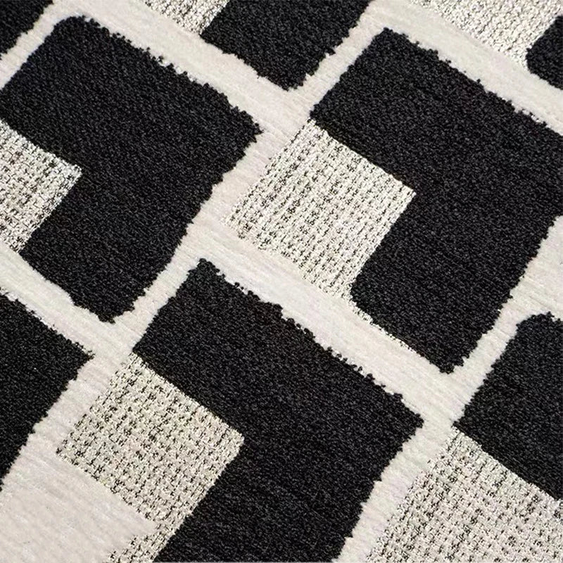 Funda de cojín DecorBites™ con textura geométrica en negro y dorado para una decoración elegante del salón.