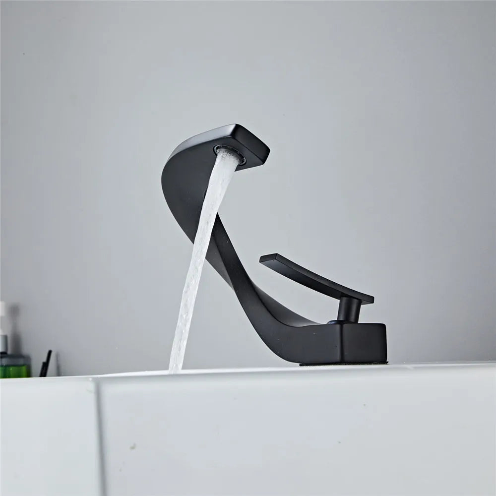 Grifo mezclador para lavabo DecorBites™ negro, acabado dorado cepillado, para baño, agua fría y caliente, cromado.