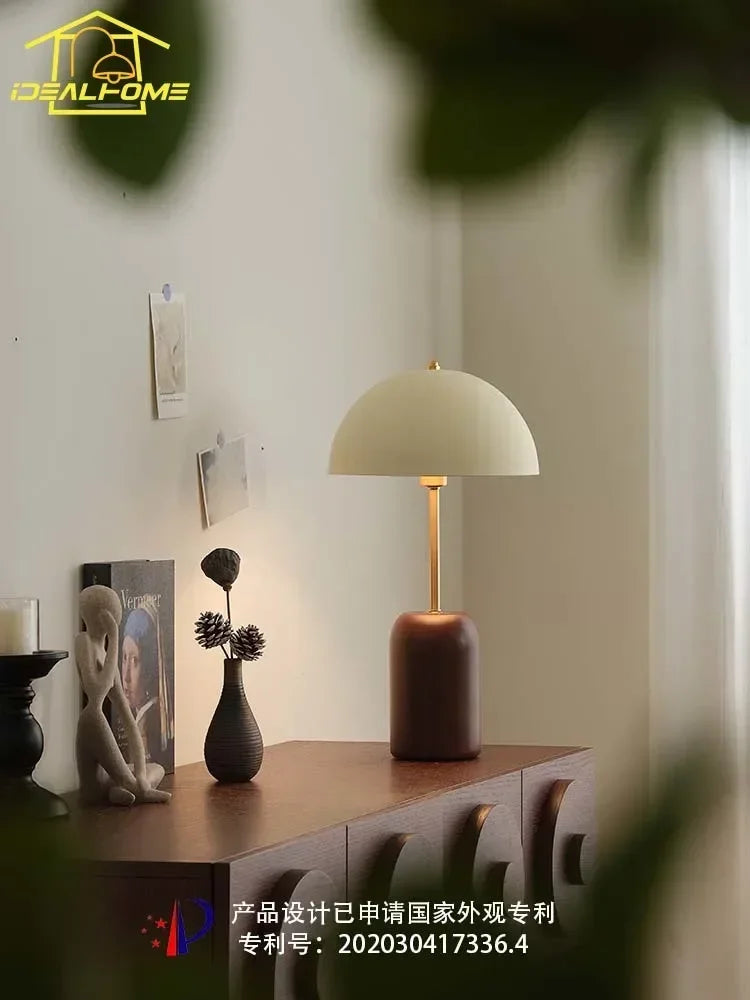 Lámpara de mesa LED DecorBites™ de madera maciza estilo francés medieval para dormitorio o sala de estar