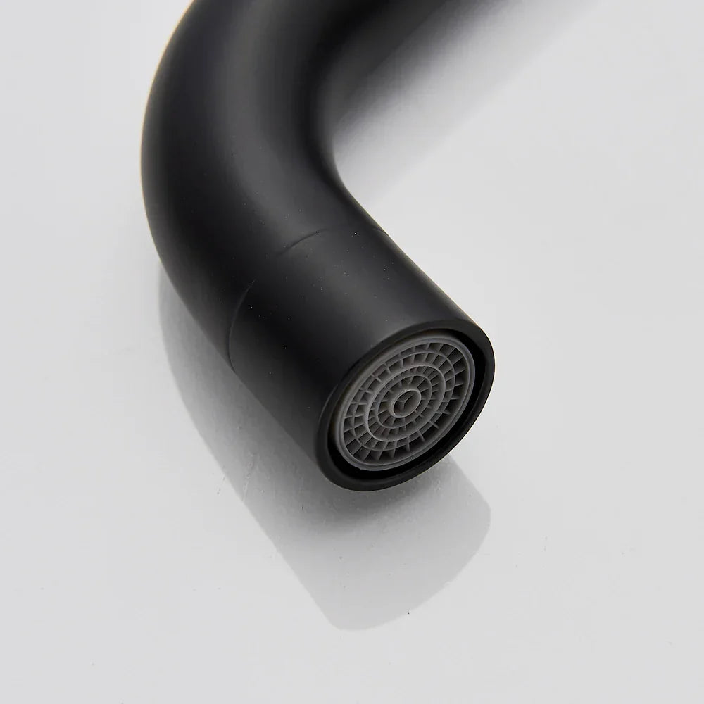 صنبور حوض ديكوربايتس™ أسود اللون، صنبور حوض مطبخ قصير دوار، بارد وساخن