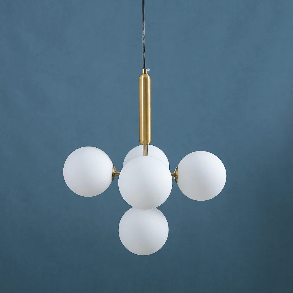 Lámpara de techo tipo candelabro con bolas de cristal dorado DecorBites™ para una decoración elegante del hogar