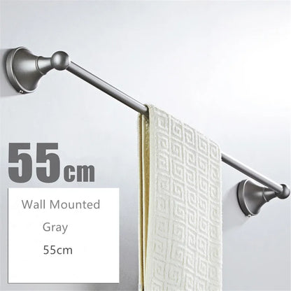 Juego de accesorios de baño DecorBites™ grises: toallero, portaescobillas, estante y jabonera.