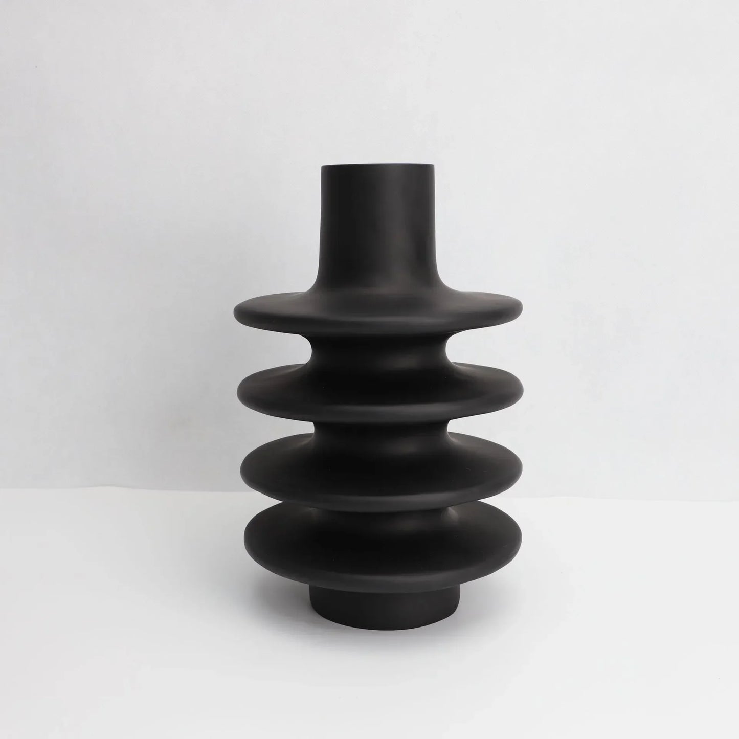 Jarrón DecorBites™ de resina negra con espiral circular geométrica - Maceta decorativa para el hogar