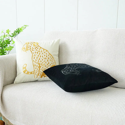 Funda de almohada DecorBites™ de terciopelo dorado con estampado de leopardo, 45x45 cm. Funda de cojín de lujo con bordado animal.