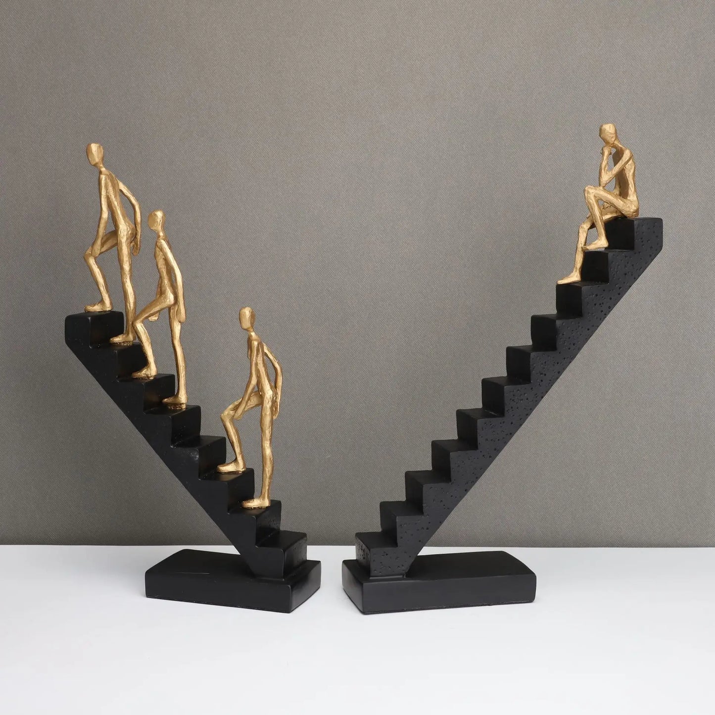 DecorBites™ Escultura abstracta de hombre dorado escalando escaleras Adornos para el hogar