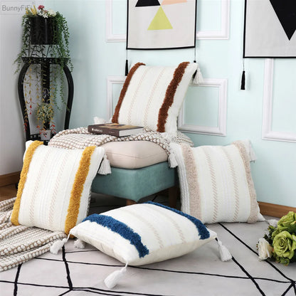 Funda de cojín DecorBites™ Boho tejida con borlas y mechones para sofá, cama o silla.