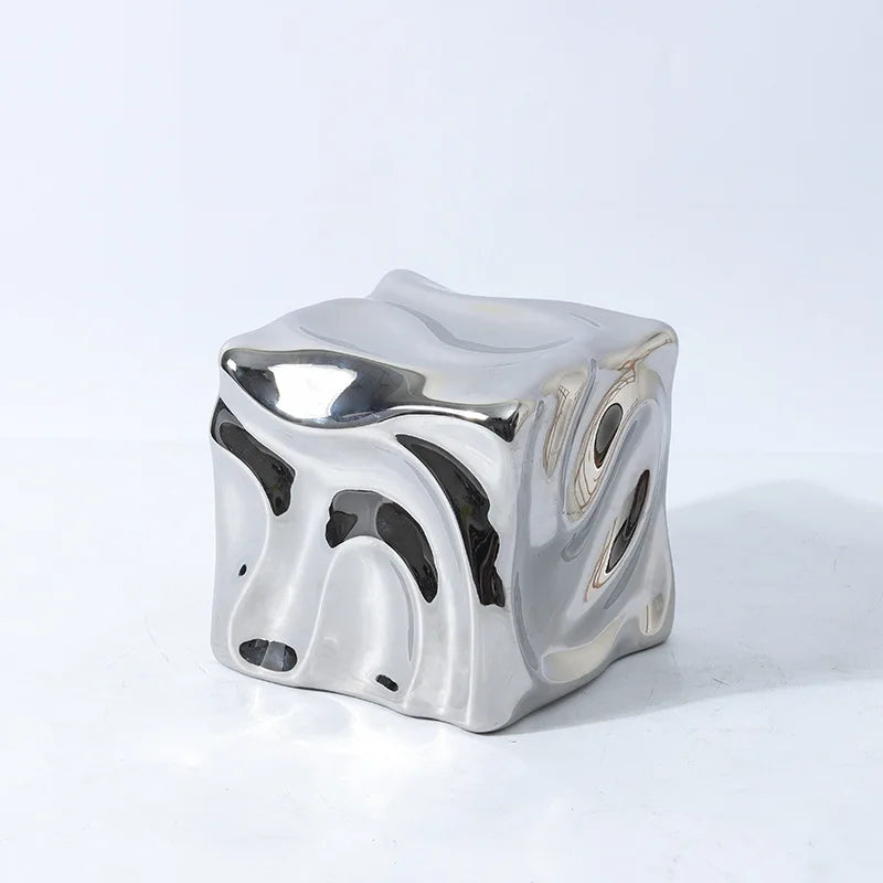 Figura decorativa Decorbites™ de cerámica dorada con patrón geométrico irregular plegado