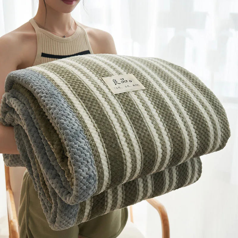 Manta de felpa de coral rayada japonesa Decorbites™: Cubierta cálida para sofá, chal para siestas en la oficina, todas las estaciones