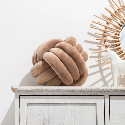وسادة DecorBites™ Knot Ball قصيرة من القطيفة لديكور المنزل والراحة