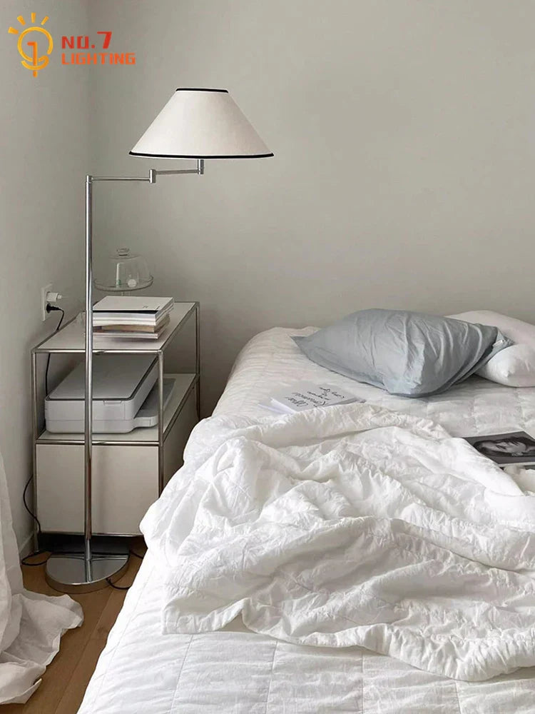 Lámpara de pie LED DecorBites™ color crema con brazo oscilante para espacios de vida modernos