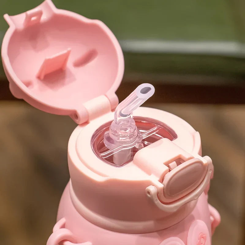 Vaso de Agua para Niños Decorbites™ con Dibujos Animados Lindos y Correa Portátil - Vaso Antiderrames para Estudiantes Libre de BPA