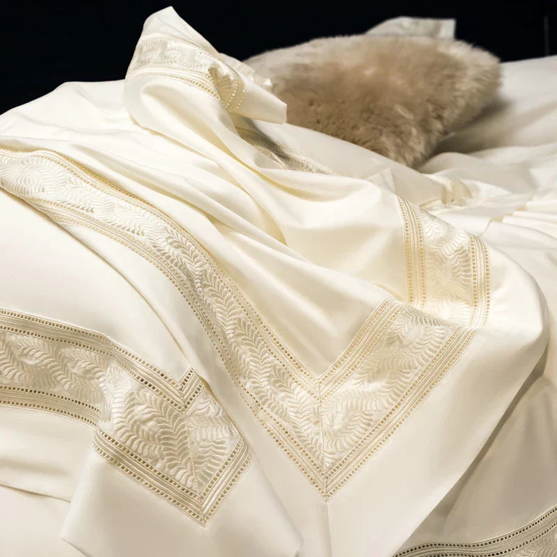 Juego de cama DecorBites™ de 1400 hilos de algodón egipcio con bordado de borde ancho y diseño calado.