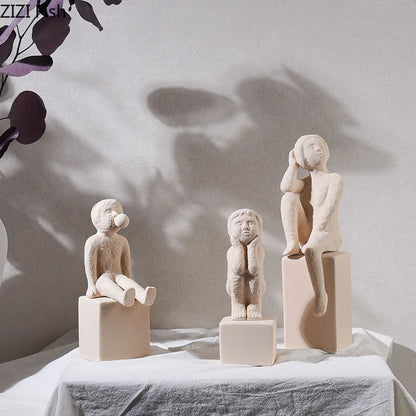 ديكور مكتب DecorBites™ بمنحوتة سيراميكية لشخصية عائلية تجريدية