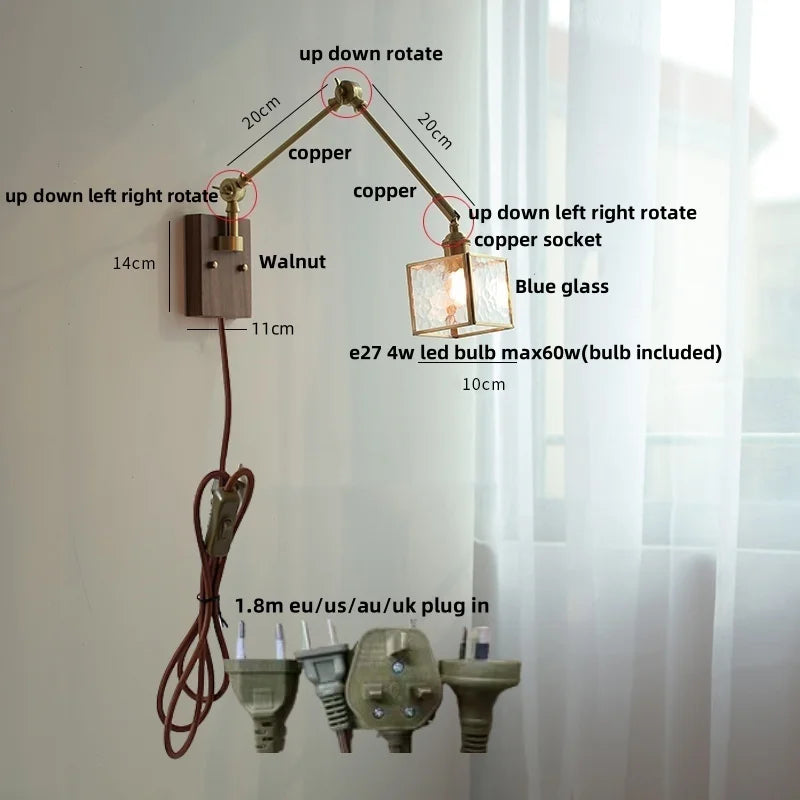 Aplique de pared DecorBites™ de madera de fresno con brazo articulado LED, interruptor de cadena y cristal azul