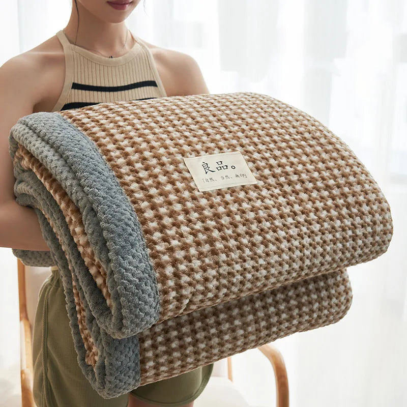 Manta de felpa de coral rayada japonesa Decorbites™: Cubierta cálida para sofá, chal para siestas en la oficina, todas las estaciones