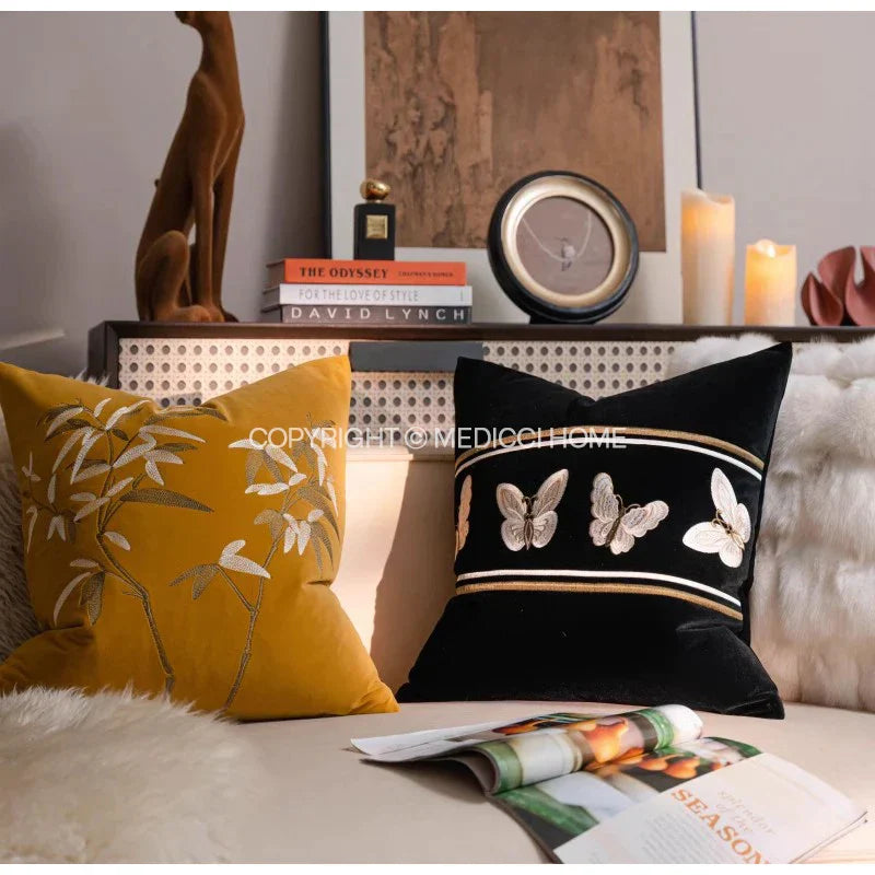 Funda de cojín decorativa DecorBites™ French Night de terciopelo con mariposas bordadas