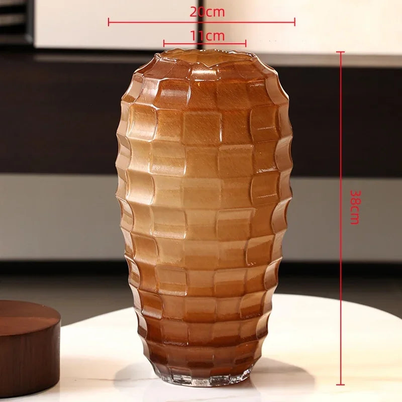 مزهرية زجاجية مصقولة هندسية من ديكوربايتس™ مع تنسيق زهور منقوش