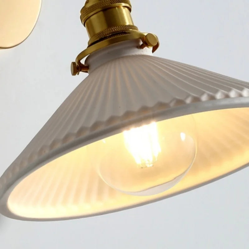 ديكوربايتس™ مصباح حائط LED نحاسي، إضاءة بجانب السرير من السيراميك الأبيض لغرفة النوم، تصميم نورديك عصري