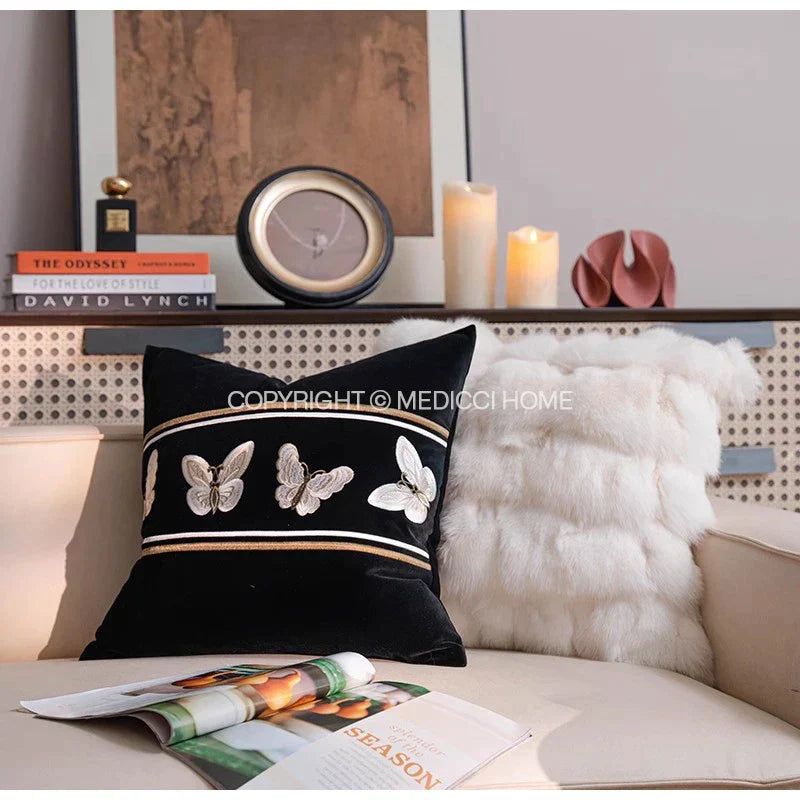 Funda de cojín decorativa DecorBites™ French Night de terciopelo con mariposas bordadas