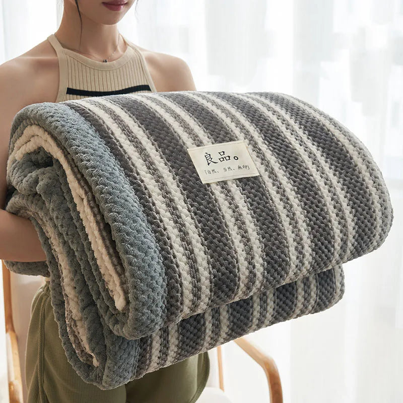 Manta de felpa de coral rayada japonesa Decorbites™: Cubierta cálida para sofá, chal para siestas en la oficina, todas las estaciones