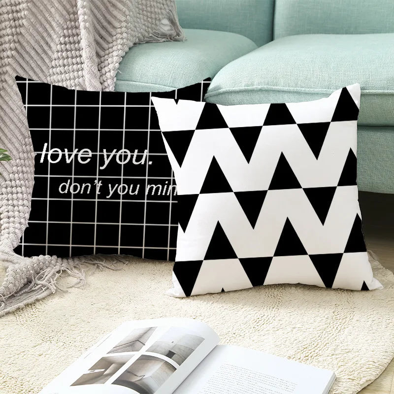 Funda de cojín DecorBites™ con estampado de letras geométricas negras para decoración del hogar y la oficina