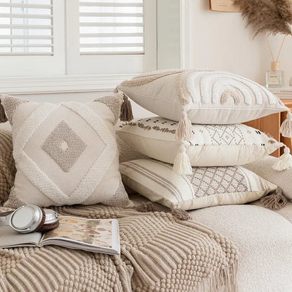 Funda de cojín DecorBites™ con bordado geométrico y tejido de ganchillo para un sofá elegante