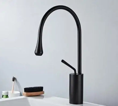 Grifo de lavabo DecorBites™ en oro cepillado/negro/blanco con monomando giratorio y manguera de desagüe.