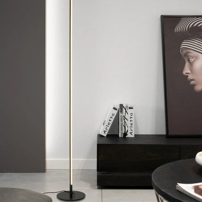 Lámpara de pie LED DecorBites™ de 15 W, de aluminio y hierro pintado en blanco y negro, ideal para sala de estar o dormitorio.