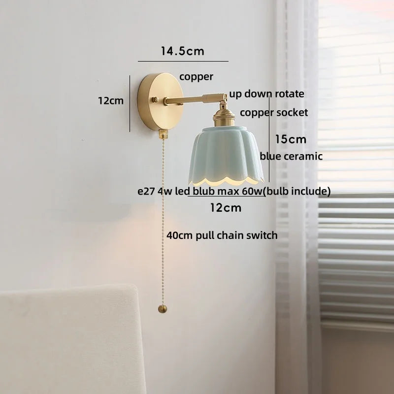 وحدة إضاءة حائط نحاسية من DecorBites™ لغرفة النوم بجانب السرير ومصباح سيراميك أبيض